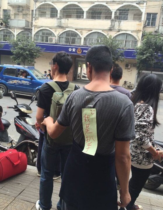 男子不知被貼“我是扒手”紙條　繼續行竊