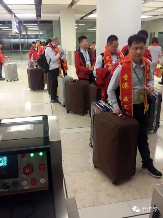 一個內地旅游團在香港過境時的一幕