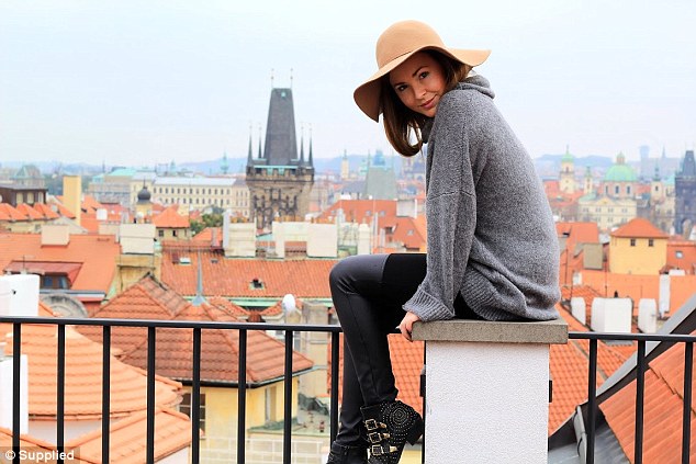 靠環游世界賺錢的女子