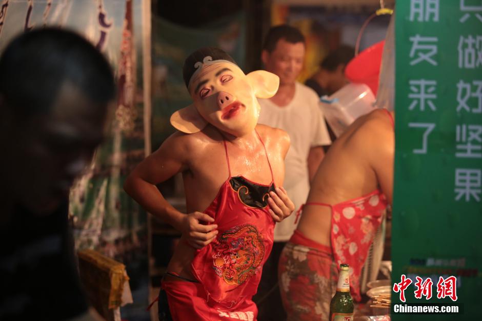 “豬八戒”啤酒節獨領風騷 邊燒烤邊熱舞