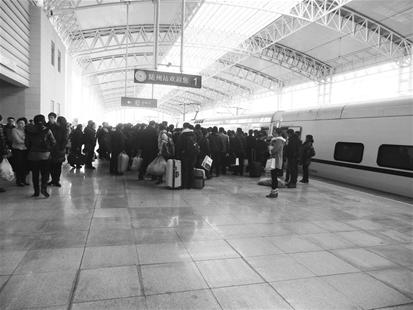 湖北動車途中出故障 乘客受困與列車員發生爭執