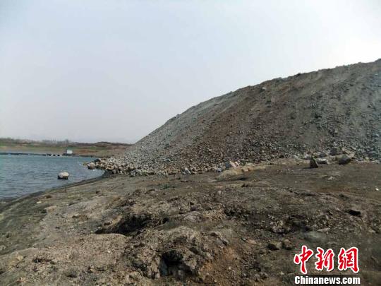 填湖造地，在鴨河水庫非法建設有越演越烈之勢。吳揚　攝