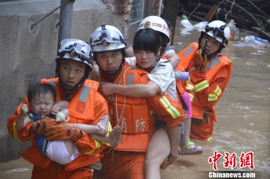 圖為漳平消防大隊涉水轉(zhuǎn)移被困群眾。