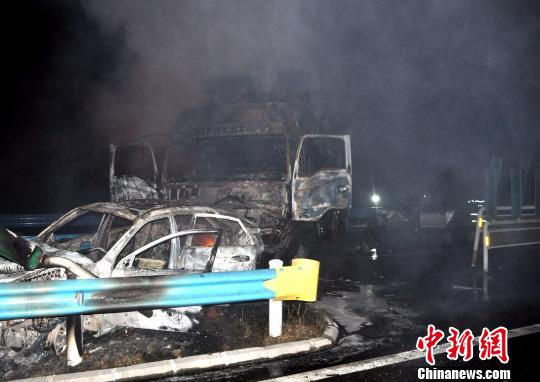 10月2日0時許，杭瑞高速貴州江口縣往銅仁市方向，距王家溝隧道出口200米處，發生一起三車追尾交通事