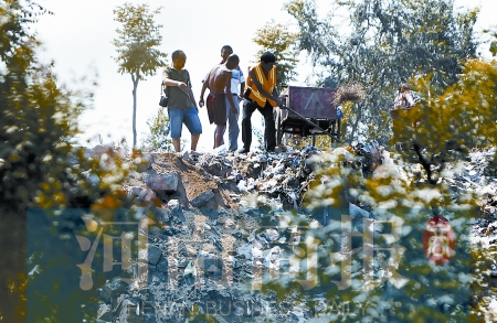 有人正在傾倒建筑垃圾,不遠(yuǎn)處就是村民的水井 有人正在傾倒建筑垃圾,不遠(yuǎn)處就是村民的水井