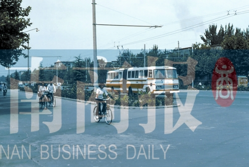 1983年的建設路，已經有了電車