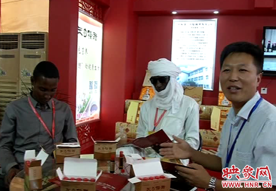 正陽王勿橋醋業有限公司總經理李志業向外國游人介紹 正陽王勿橋醋業有限公司總經理李志業向外國游人介紹