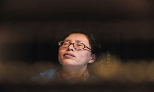 人們將醫(yī)療制度的憤懣情緒，寄托在這個走廊醫(yī)生身上，共同沉浸在受迫害的幻覺之中